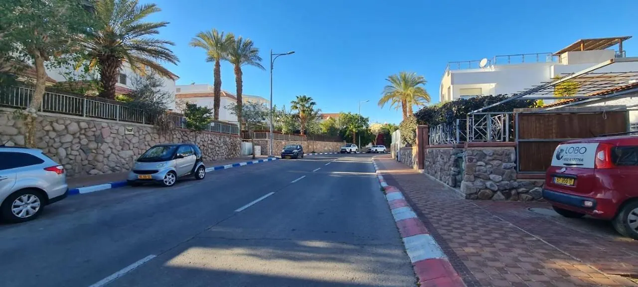 엘라트 3 חדרים קרקע באפרסק 아파트